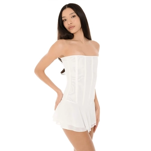 Détail d'une mini-robe bustier blanche avec structure corset et ourlet à volants