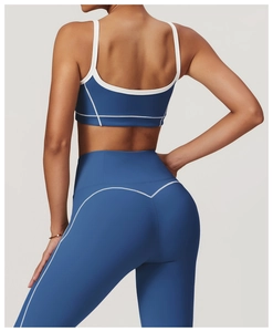 Détail du legging de yoga taille haute avec coutures en V et passepoil blanc contrasté