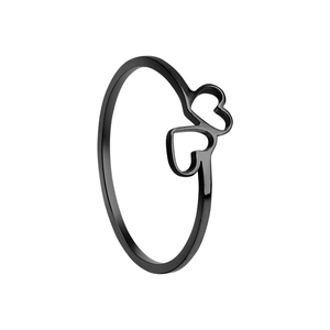 Vue détaillée de la bague double cœur noir évidé avec une finition mate lisse