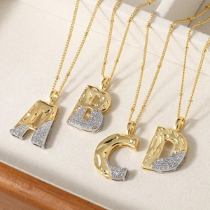 Collier Pendentif Lettre Bicolore Cuivre Plaqué Or Zircone Cubique Pavé Texture Martelée Chaîne À Billes Femmes