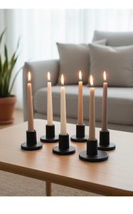 Dettaglio di sei moderni candelabri neri con eleganti candele per decorazioni di casa