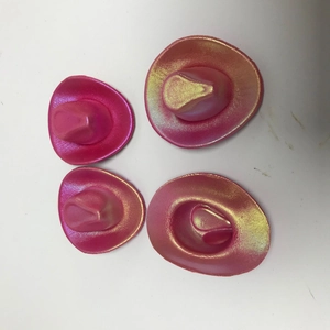 Dettaglio di quattro mini cappelli da cowboy rosa olografici per decorazioni di feste