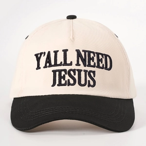Zweifarbige Baseballkappe in Beige und Schwarz mit Y'ALL NEED JESUS Stickerei Dekor