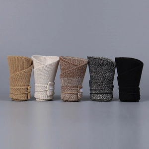 Détail de visières en tricot pliables en cinq couleurs avec élastiques de rangement