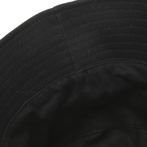 Gros plan détaillé montrant les coutures renforcées et la doublure en coton du chapeau bob noir
