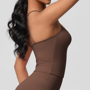 Set yoga da donna marrone caffè con canotta sportiva aderente e leggings elasticizzati
