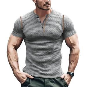 Détail du t-shirt Henley gris en maille gaufrée avec des coutures verticales brunes