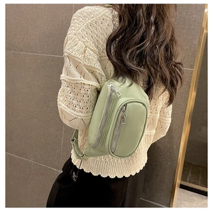 Détail du sac à bandoulière en cuir PU vert clair avec bandoulière et fermetures éclair