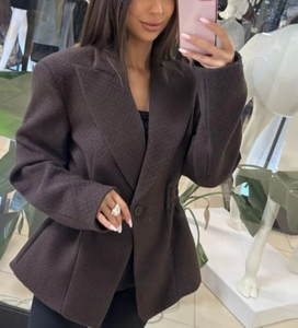 Détail de la veste en laine marron foncé avec coupe cintrée et bouton unique