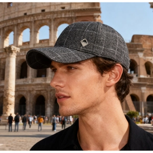 Dettaglio del berretto da baseball scozzese grigio scuro con logo metallico al Colosseo