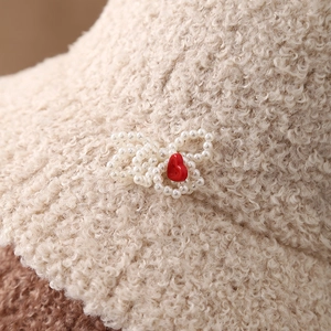 Sombrero de pescador de lana beige con lazo de perlas y detalle de corazón rojo