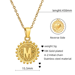 Détail du pendentif lettre M en acier plaqué or 18K avec spécification de chaîne