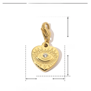 Vista dettagliata dei parametri del ciondolo a cuore dorato con dimensioni 22mm x 12mm e peso 2,2g