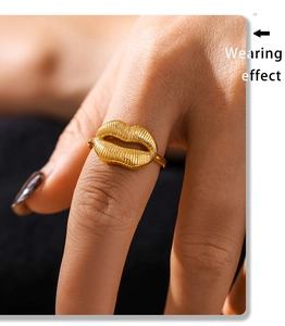 Wearing effect of golden ribbed lip-shaped ring with unique artistic texture on finger