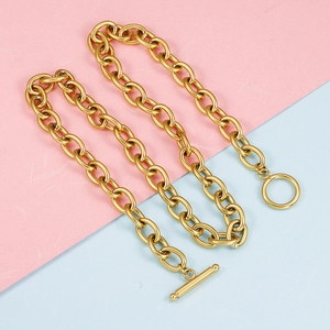 Detailed close-up of 18k gold-plated stainless steel OT toggle clasp and chunky O-chain