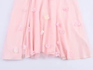 Détail de la robe en tulle rose avec appliqués de fleurs 3D et perles décoratives