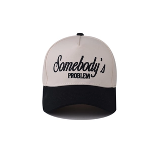 Détail de casquette baseball en coton avec broderie Somebody's Problem et visière