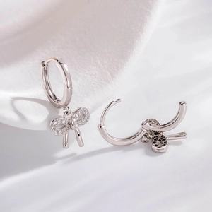 Boucles d'oreilles nœud en argent avec zircons micro-pavés sous plusieurs angles