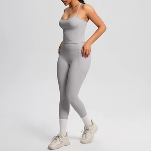 Détail du legging de yoga gris à taille haute avec poches latérales et tissu élastique doux