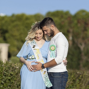 Coffret baby shower avec écharpe Mom To Be, bandeau doré et badge pour futur papa