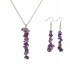 Detailed view of the purple amethyst gravel stones on the necklace and earrings set