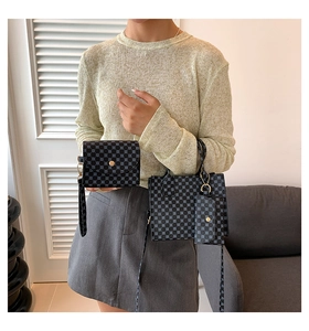 Ensemble de trois sacs en cuir PU noir à pois gris portés par un mannequin chic