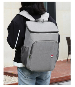 Vue arrière d'un sac à dos isotherme gris pour pique-nique avec poches filet sur un modèle
