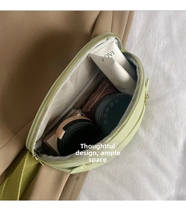 Détails de l'intérieur d'un sac banane en cuir vert clair avec une grande capacité de rangement