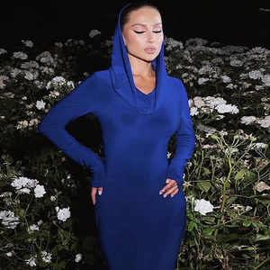Dettaglio dell'abito lungo con cappuccio blu reale con scollatura drappeggiata e rose