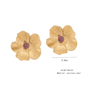 Detaillierte Größentabelle für Blumenohrstecker aus Edelstahl mit lila Perlenmitte