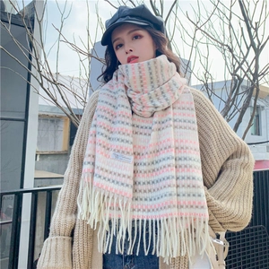 Écharpe bicolore en cachemire pied-de-poule beige avec des touches de gris et franges