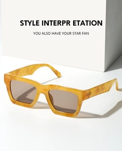 Vue détaillée des lunettes de soleil carrées écaille avec verres bruns sur socle blanc
