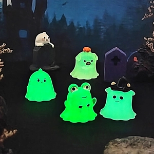 Luminous Halloween ghost and animal garden miniatures with a green glowing effect