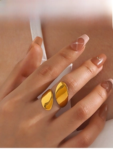 Gros plan d'une bague goutte dorée ajustable avec finition polie sur le doigt