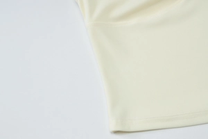 Gros plan sur la texture du tissu côtelé crème avec coutures de qualité sur l'ensemble