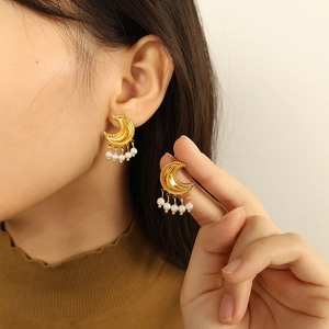 Elegante goldene Mond-Ohrringe mit Perlenanhänger und minimalistischem Geometrie-Stil
