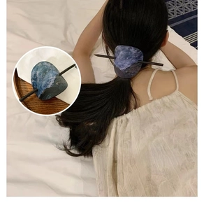 Détail d'épingle à cheveux en cuir à motif de vagues avec texture florale imprimée