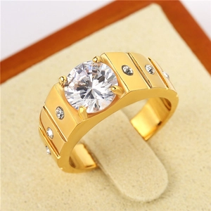 Détail d'une large bague en titane doré pour homme avec un grand zircon central poli