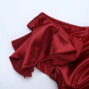 Gros plan sur le tissu en satin bordeaux montrant les détails des fronces élégantes