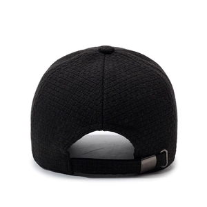 Vue arrière de la casquette noire à carreaux avec sangle réglable à boucle métallique