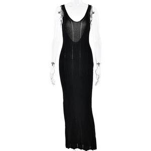 Détail de la robe longue en maille noire sans manches avec col en V et texture côtelée