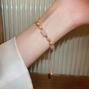 Detailopname van bamboe armband met zoetwaterparels en roze kristallen kralen