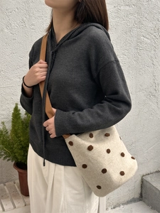Borsa a secchiello in lana a pois con pompon marroni e tracolla da donna
