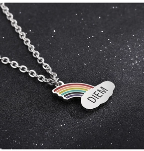 Détail du pendentif nuage argenté avec arc-en-ciel en émail et gravure DIEM