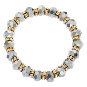 Primer plano de pulsera bohemia con cristales plateados y espaciadores de strass en color dorado