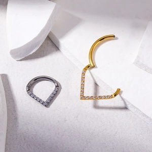 Anneau clicker en titane avec zircone goutte en finitions argentée et dorée