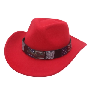 Detail des roten Filz-Cowboyhuts mit patriotischem US-Flaggenband und Metalladler-Verzierung