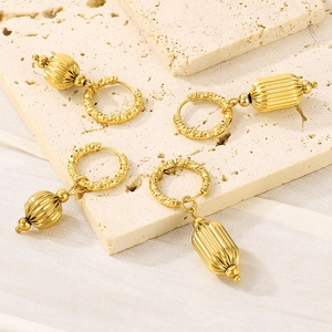Dettaglio di orecchini a lanterna placcati oro 18K con design sferici testurizzati