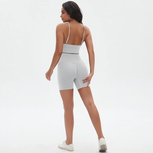 Detail der hellgrauen High-Waist Fitness-Shorts mit Push-Up Naht und dem passenden Sport-Bra