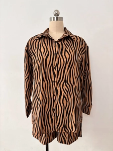 Détail de l'ensemble à imprimé tigre avec chemise à manches longues et short en tissu fluide